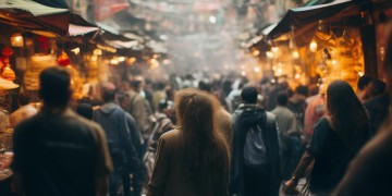 站在人群中寻找你究竟是哪首歌？