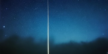 夜空中明亮的竖线究竟是哪首歌？